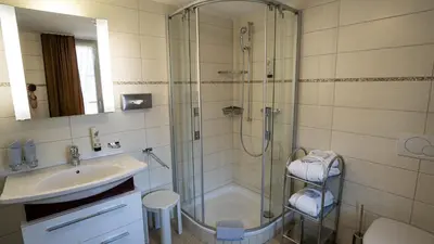 Ein Badezimmer in der Unterkunft Ferienwohnungen Hotel Eden Spiez