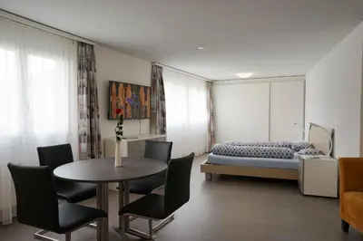 Ein Bett oder Betten in einem Zimmer der Unterkunft Ferienwohnungen Hotel Eden Spiez