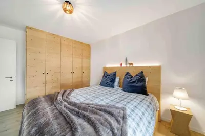 Ein Bett oder Betten in einem Zimmer der Unterkunft Crans center with fireplace and parking