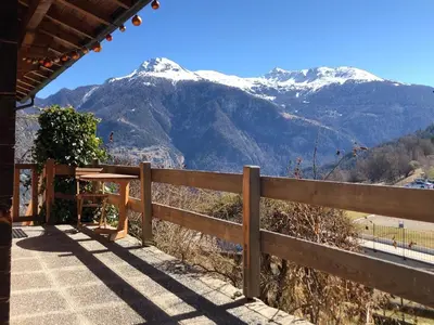 Ein allgemeiner Bergblick oder ein Berglick von des Chalets aus