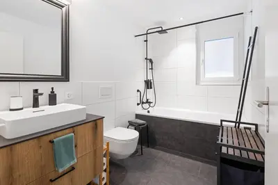 Ein Badezimmer in der Unterkunft Chuenislodge1 Neu, grosse Terrasse & Designerofen, prächtige Aussicht