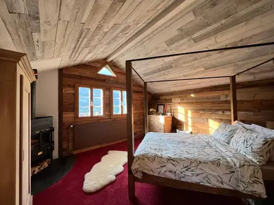 Ein Bett oder Betten in einem Zimmer der Unterkunft Romantic private superior Swiss Chalet with Hottub