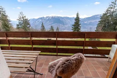 Ein allgemeiner Bergblick oder ein Berglick von der Ferienwohnung aus