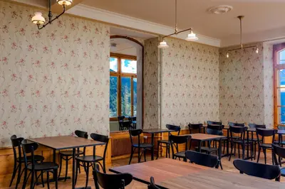 Ein Restaurant oder anderes Speiselokal in der Unterkunft Grand Hotel du Cervin - Auberge de jeunesse et spa