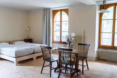 Ein Bett oder Betten in einem Zimmer der Unterkunft Grand Hotel du Cervin - Auberge de jeunesse et spa