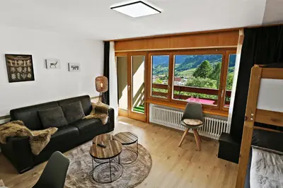 Ein Sitzbereich in der Unterkunft Nouveau studio avec vue imprenable sur la vallée