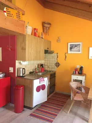Küche/Küchenzeile in der Unterkunft Cute attic apartment in the heart of the mountains