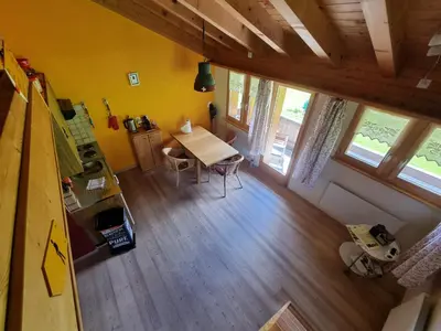 Ein Sitzbereich in der Unterkunft Cute attic apartment in the heart of the mountains