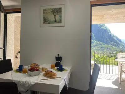 Ein allgemeiner Bergblick oder ein Berglick von der Ferienwohnung aus