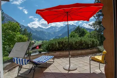 Ein allgemeiner Bergblick oder ein Berglick von des Ferienhauses aus