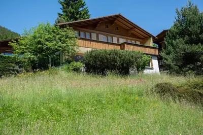 Das Gebäude in dem sich das Ferienhaus befindet