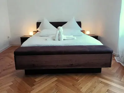 Ein Bett oder Betten in einem Zimmer der Unterkunft Henry's Apartments Interlaken