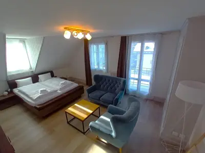 Ein Bett oder Betten in einem Zimmer der Unterkunft Henry's Apartments Interlaken