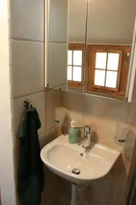 Ein Badezimmer in der Unterkunft Apartment Chalet Bifigen by Interhome