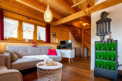 Ein Sitzbereich in der Unterkunft Chalet Kira mit Hotpot