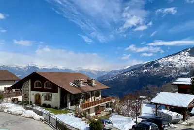 Ein allgemeiner Bergblick oder ein Berglick von der Ferienwohnung aus