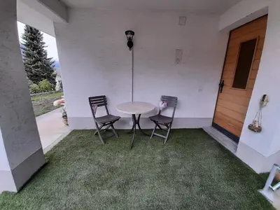 Ein Patio oder anderer Außenbereich in der Unterkunft Chalet apartment by Interlaken. Parking