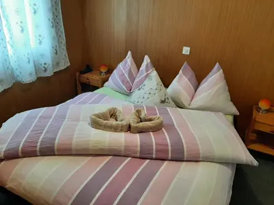Ein Bett oder Betten in einem Zimmer der Unterkunft Chalet apartment by Interlaken. Parking