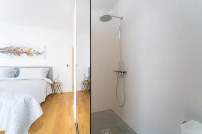 Ein Bett oder Betten in einem Zimmer der Unterkunft Swiss Blue Residence. Apartment Lake Paradise