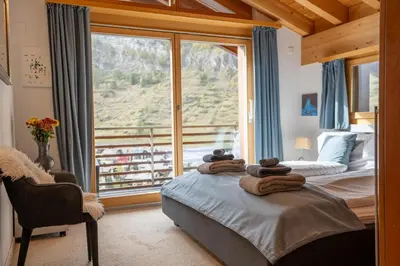 Ein Bett oder Betten in einem Zimmer der Unterkunft Zenith A Apartment by HomeFlow
