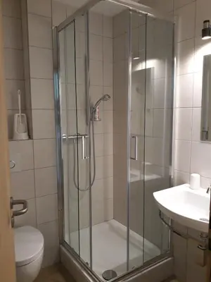Ein Badezimmer in der Unterkunft Gasthaus Heiligkreuz