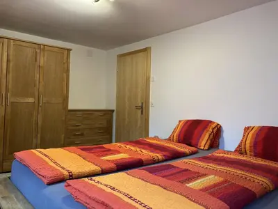 Ein Bett oder Betten in einem Zimmer der Unterkunft Ferienwohnung Dorfbrunnu