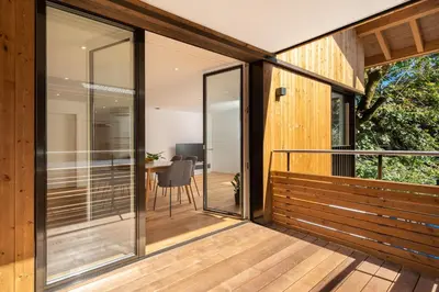 Ein Balkon oder eine Terrasse in der Unterkunft Moderne Neubauwohnung in Wilderswil