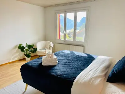 Ein Bett oder Betten in einem Zimmer der Unterkunft -The Urbanist- Lakeview Free Parking 2BD Fast WiFi