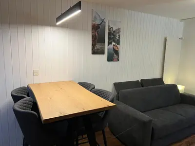 Ein Sitzbereich in der Unterkunft Cosy studio for 4 near ski lift, MELEZES K22