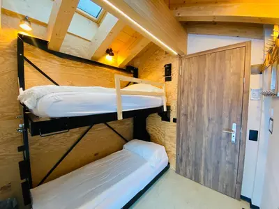 Ein Bett oder Betten in einem Zimmer der Unterkunft Peaky Riders Self Check-in Hotel