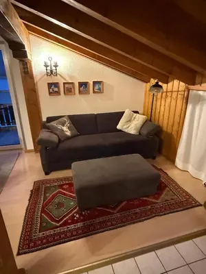 Ein Sitzbereich in der Unterkunft Dachwohnung mit Charme im Haus Luchre, Zermatt