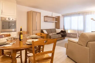 Ein Sitzbereich in der Unterkunft Snowflake-Ski in & out next to Matterhorn Express