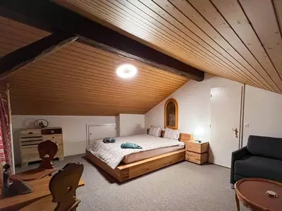 Ein Bett oder Betten in einem Zimmer der Unterkunft Chalet Maithili Lauterbrunnen -152-Year-Old Majestic Chalet