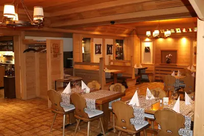 Ein Restaurant oder anderes Speiselokal in der Unterkunft Hotel & Restaurant Diana