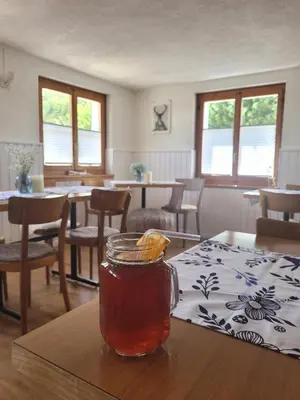 Getränke in der Unterkunft Täschalp Restaurant&Lodge