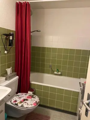Ein Badezimmer in der Unterkunft 1-room apartment * directly by the cable car * Bernese Alps