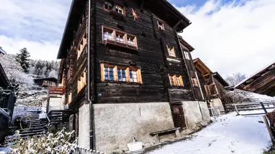 Heimeliges Walliserhaus im Winter
