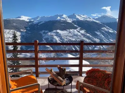 Ein allgemeiner Bergblick oder ein Berglick von des Chalets aus