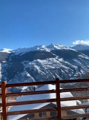 Ein allgemeiner Bergblick oder ein Berglick von des Chalets aus