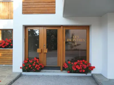 Eine Fassade oder ein Eingang zu Peak-view Crans-Montana