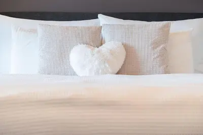 Ein Bett oder Betten in einem Zimmer der Unterkunft Modernes Apartment mit Alpenblick, Balkon & Parkplatz nahe Thun und Interlaken