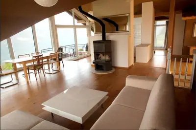 Ein Sitzbereich in der Unterkunft Lakeview Gem