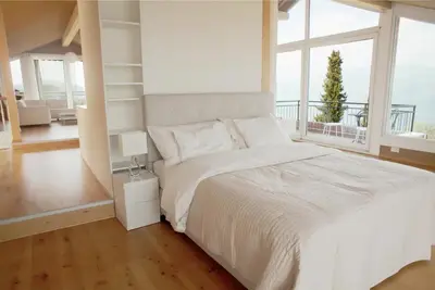 Ein Bett oder Betten in einem Zimmer der Unterkunft Lakeview Gem