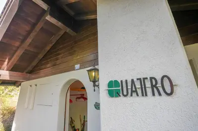 Ein Zertifikat, Auszeichnung, Logo oder anderes Dokument, das in der Unterkunft Chalet Quattro ausgestellt ist