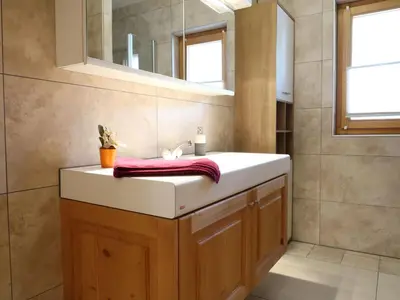 Ein Badezimmer in der Unterkunft Apartment Chalet Molignon by Interhome