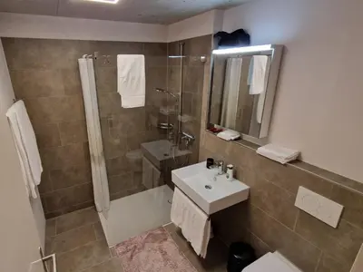 Ein Badezimmer in der Unterkunft Apartment Gletscherhorn Sockelgeschoss Südwest by Interhome