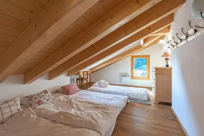 Ein Bett oder Betten in einem Zimmer der Unterkunft Alphubel Apartment Täsch by HomeFlow