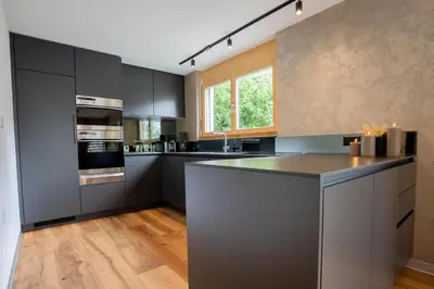 Küche/Küchenzeile in der Unterkunft Zenith B Apartment by HomeFlow