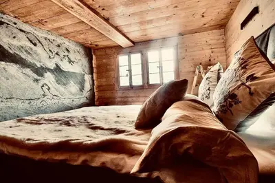 Ein Bett oder Betten in einem Zimmer der Unterkunft Luxury & Cosy 3.5 rooms apartment in almost 300 years old Chalet