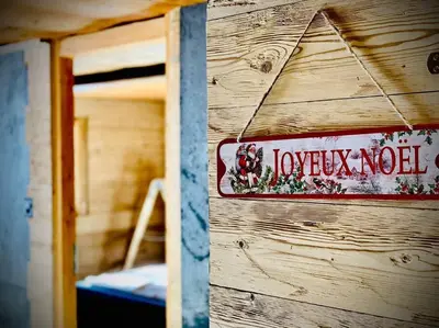 Ein Zertifikat, Auszeichnung, Logo oder anderes Dokument, das in der Unterkunft Luxury & Cosy 3.5 rooms apartment in almost 300 years old Chalet ausgestellt ist